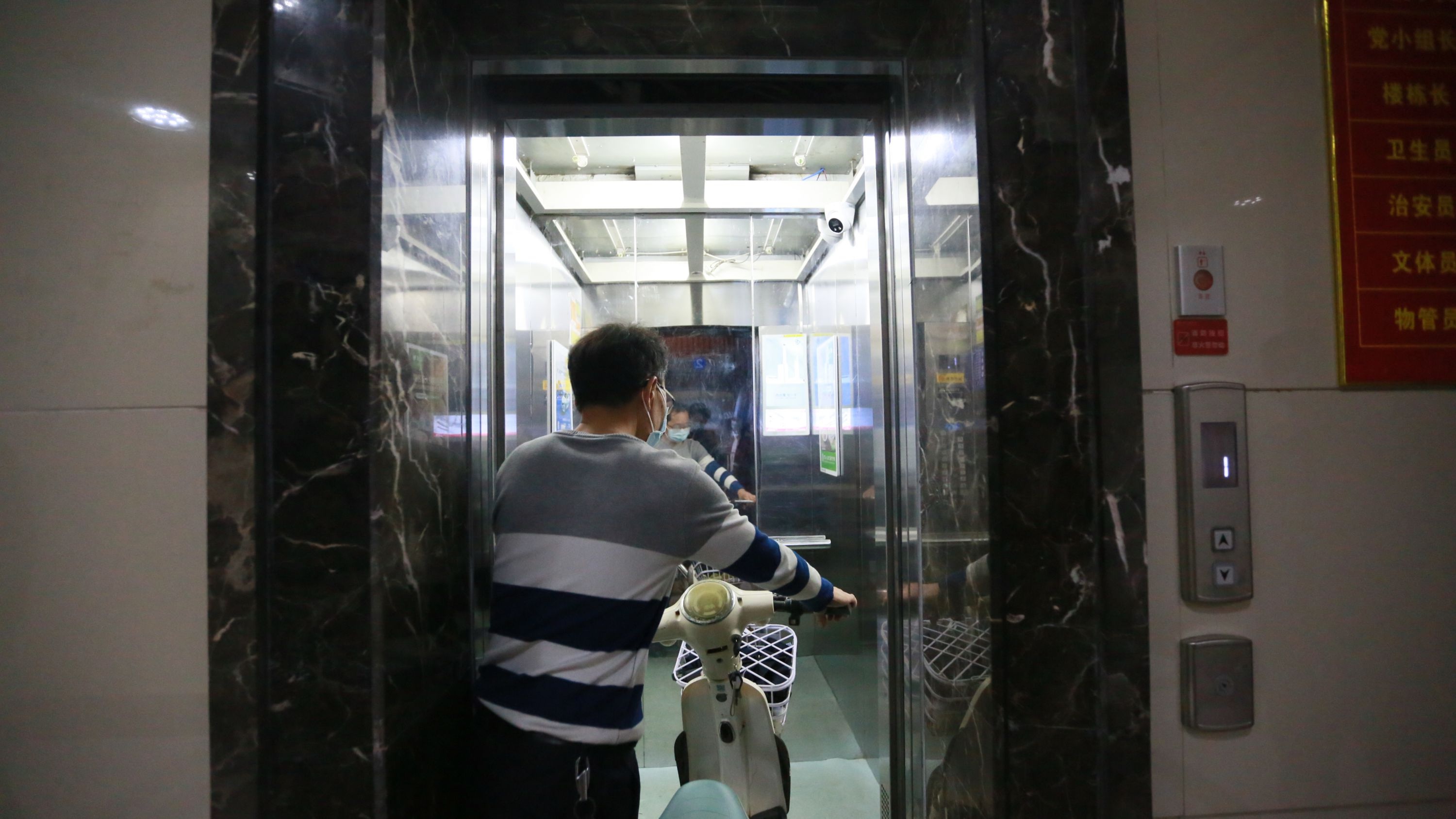 “看見”電動(dòng)車就“報(bào)警”,武漢又一小區(qū)電梯配備智能“天眼”